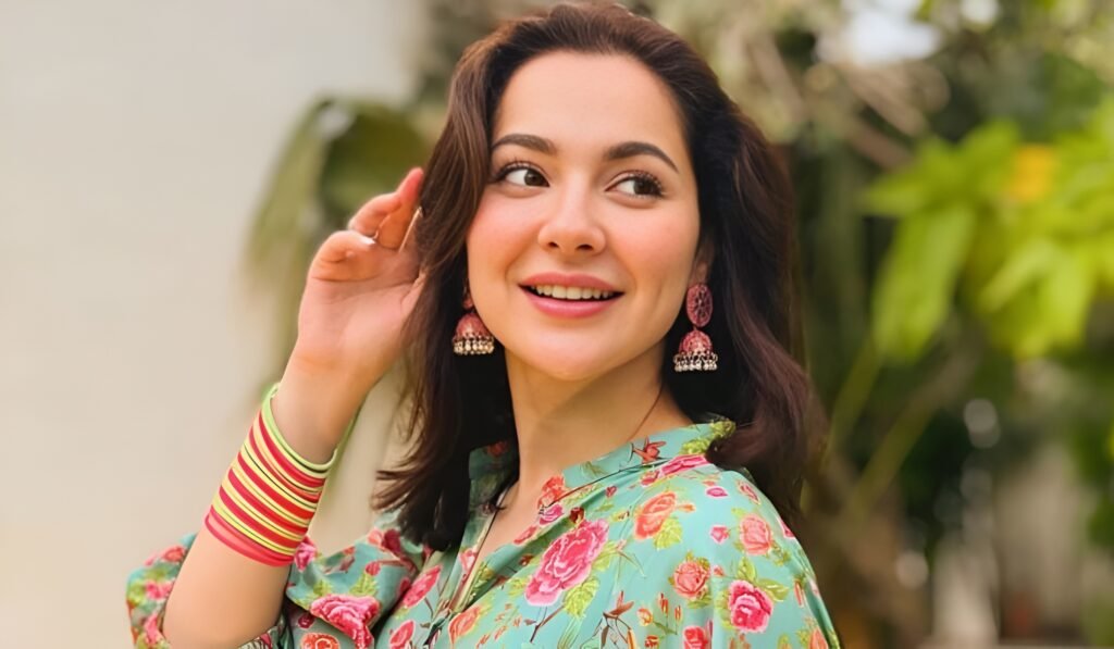 Hania Amir height in feet